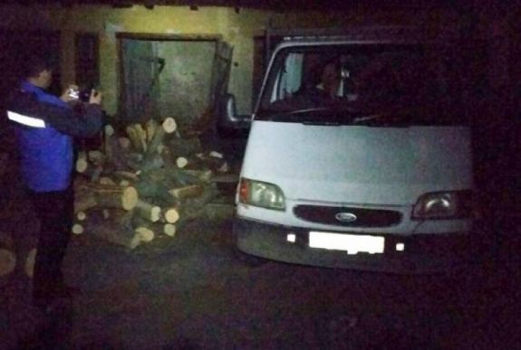 Hargita megye: autós üldözés után fogták el az illegális farakomány szállítóit