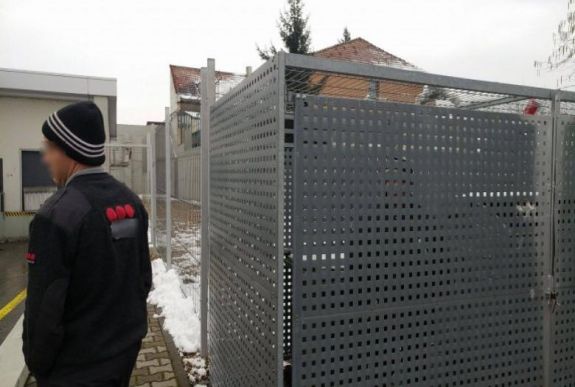 FRISSÍTVE - Kirúgták a biztonsági őröket, akik ketrecbe zártak egy nőt egy szatmári Lidlben