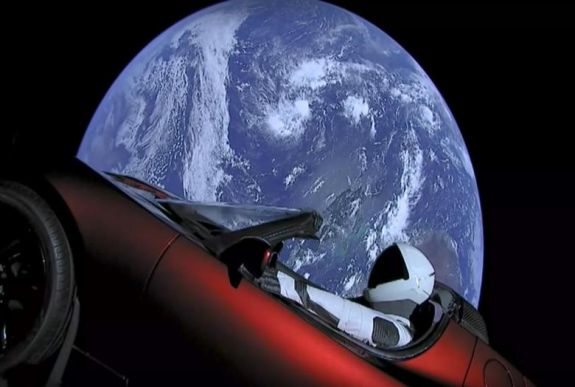 Az űrbe lőtt Tesla sem győzte meg a lapos Föld-hívőket