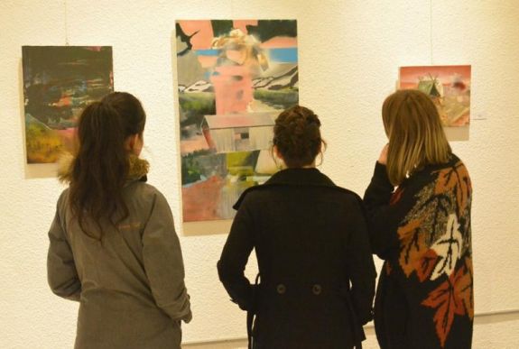 Lágy és intenzív „képtárgyak” a csíkszeredai Megyeháza Galériában