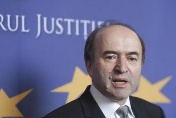 Hazarohan Japánból az igazságügyi miniszter a DNA-t ért vádak miatt