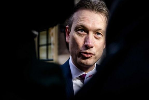 Nagyot kamuzott, majd lemondott Hollandia külügyminisztere