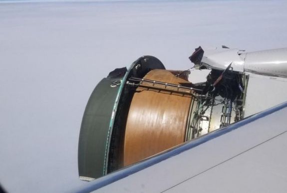 Szinte darabokra szakadt egy utasszállító gép hajtóműve a levegőben