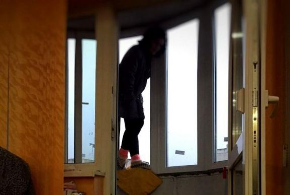 Rendhagyó akcióval mentették meg a tűzoltók a bukaresti nő életét