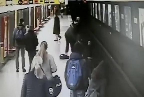 Hőstett: így mentették meg a metrósínek közé esett kisfiút