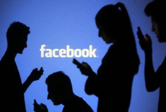 „A közösségi oldal roncsolja a demokrácia szövetét” – Facebook-szakértővel beszélgettünk