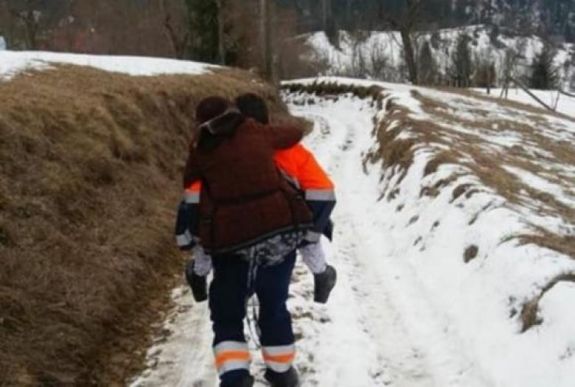 A beteget a hátán cipelő mentős örülhet, hogy nem rúgták ki