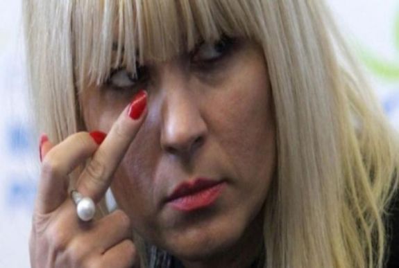 Costa Ricából üzeni Elena Udrea, hogy ikreket vár