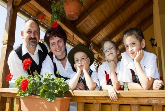 Hargita megyei panzióstól lopott fotóval kampányolnak Magyarországon