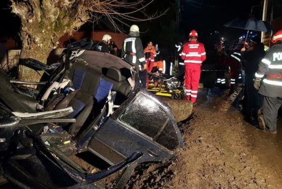 Két fiatalember halt meg ebben az autóbalesetben