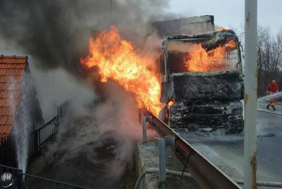 Kigyulladt egy teherautó, a közeli házra is átterjedt a tűz