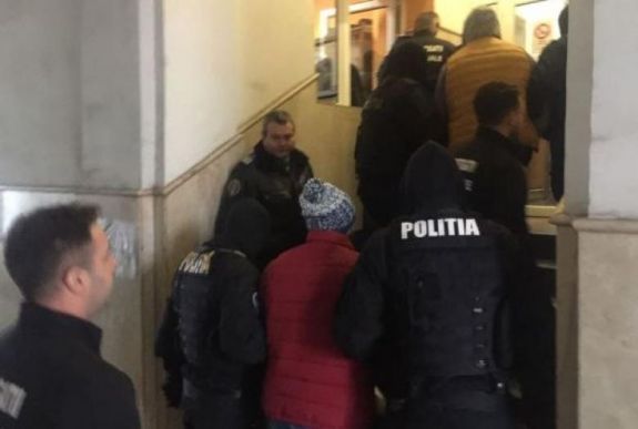 Őrizetbe került egy aradi szórakozóhely két kidobóembere