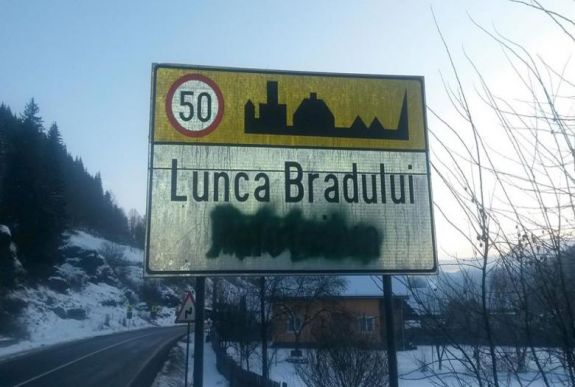 Újabb település helységnévtáblájáról húzták ki a magyar nevet