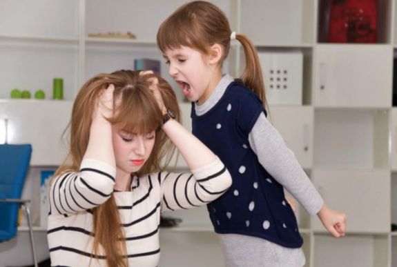 Ezért kezd hisztizni a gyerek, ha megérkezik az anyja