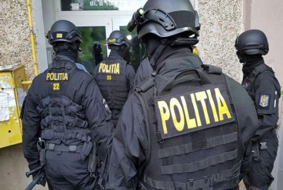 Adócsalókra csaptak le a maszkosok