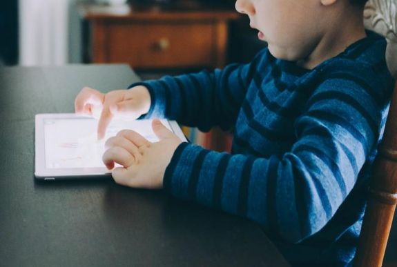 A szülők 13 százaléka nem tudja, hogy iskolás gyermeke mit néz a neten