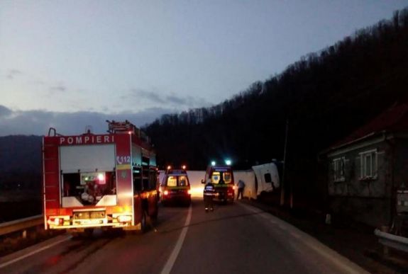 FRISSÍTVE - Bihar megyei házaspár halt meg egy balesetben, állt a forgalom a Királyhágón