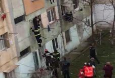 Digi24: ruhaszárító drótok mentették meg a zuhanó férfi életét