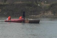 Tűzoltók mentették meg a kompon rekedt bajba jutott személyt