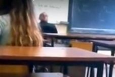 A tanügyminiszter „megkegyelmezett” a maszturbáló vallástanárt lefilmező diáklányoknak