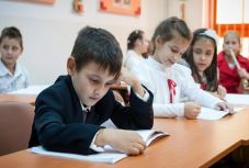 Időt nyertek az ukrajnai magyar és román iskolások