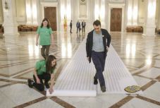 Szőnyegnyi aláírást gyűjtöttek a független igazságszolgáltatásért