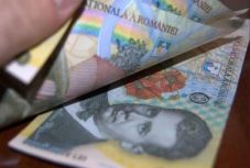 Most derült ki: a politikusok bére nő, 22 ezer közalkalmazotté pedig csökken