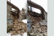FRISSÍTVE: Leomlott a segesvári várfal egy szakasza 