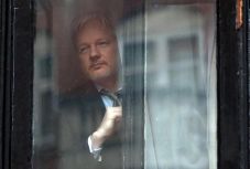 Assange még nem szabadulhat a követségről