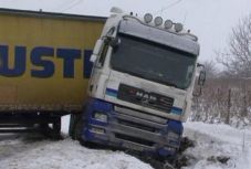 Már három kamion megcsúszott – forgalmi korlátozások Hargita megyében