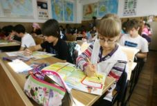 Ösztönzi a kiadó nélkül maradt szerzőket az RMDSZ tankönyvíró pályázata