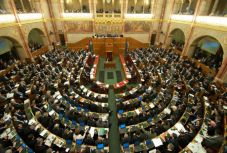 Akár két mandátum sorsát is eldönthetik az erdélyi magyarok