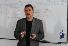 „A tudatlanság gyakran harsány és uralkodni akar” – Darwin-napi interjú Boldogkői Zsolt biológussal