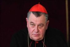 Szélsőségességgel vádolja egy csoport a prágai bíborost