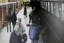 Hőstett: így mentették meg a metrósínek közé esett kisfiút