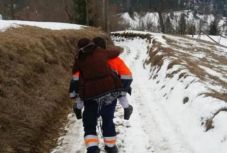 A beteget a hátán cipelő mentős örülhet, hogy nem rúgták ki