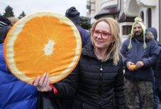 „Johannis fedezi Kövesit” - államfőellenes tüntetés zajlott Cotroceni előtt