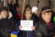 Tüntettek vasárnap este a DNA székháza előtt