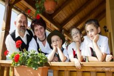 Hargita megyei panzióstól lopott fotóval kampányolnak Magyarországon