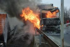 Kigyulladt egy teherautó, a közeli házra is átterjedt a tűz