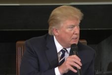 Kutyaharapást szőrével: Trump szerint több fegyver állíthatja meg a lövöldözéseket