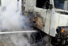 Fát szállító kamion gyulladt ki Arad megyében