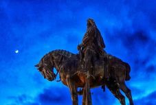 Különleges szombat estéje lesz a kolozsvári Mátyás-szoborcsoportnak