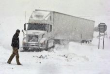 FRISSÍTVE: Hóviharok miatt akadozik a közlekedés Hargita megyében