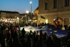 Pótolnák a tüntetők a Dăncilă-kabinet fotójáról lemaradt EU-zászlót