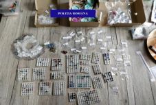 Ezüstöt és Swarovski-kristályokat koboztak el egy nagyváradi nőtől