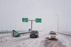 Autópályákat, országutakat zártak le, megbénult Románia egy része