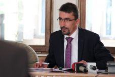 Nekiment a „kapzsi” hitelintézeteknek egy RMDSZ-es szenátor