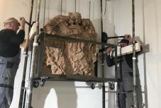 A 100 évig tömítésnek használt vármegyecímerét restaurálta Csíkszereda