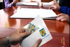 Márciustól a tanügyben dolgozók bére is nő az orvosokén kívül